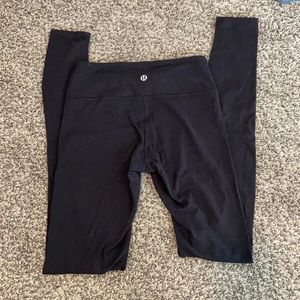 Black lulu leggings.